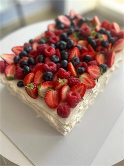 прямоугольный торт с ягодами 3,5кг 10104